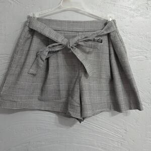 FOREVER 21 Woman's Black and Grey Shorts with Belt size M